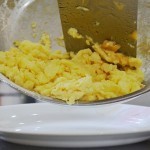 طريقة عمل بيض سكرامبل بالجبنة بالصور