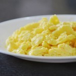 طريقة عمل بيض سكرامبل بالجبنة بالصور