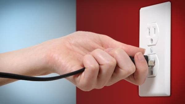 كيف تحمي نفسك من خطر الكهرباء ١٢ نصیحة هامة