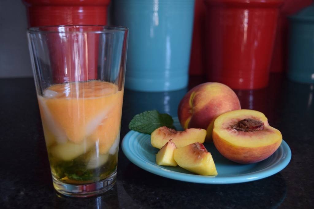 وصفة عصير الخوخ والليمون اللذيذ بالصور