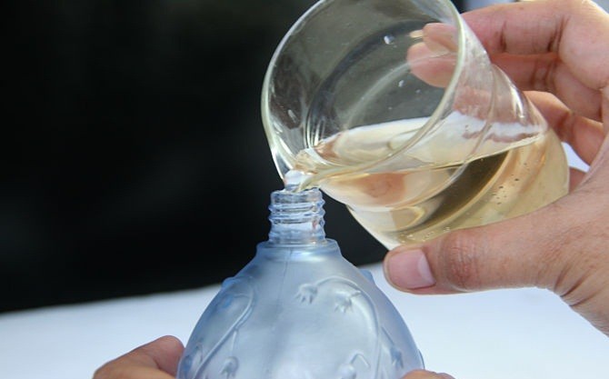 طريقة عمل العطور في المنزل بالصور ٥ طرق متنوعة ذات رائحة جذابة طريقة عمل العطور في المنزل بالصور ٥ طرق متنوعة ذات رائحة جذابة