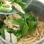 معكرونة بالسبانخ والخرشوف بالصور