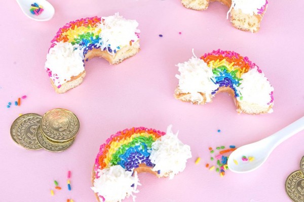 وصفة دونات ملون لذيذ بالصور وصفة دونات ملون لذيذ بالصور