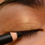 طريقة وضع مكياج العيون الزرقاء بشكل جذاب