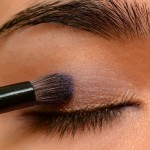 طريقة وضع مكياج العيون الزرقاء بشكل جذاب