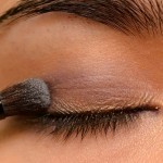 طريقة وضع مكياج العيون الزرقاء بشكل جذاب