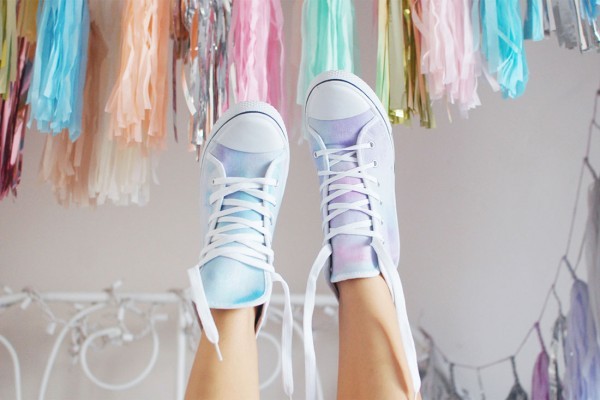 استخدام الألوان المائية لتجديد الأسنكر ( الكوتشي)