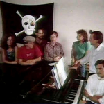 أبل ترفع علم القراصنة فوق المقر الرئيسي