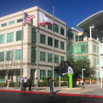 أبل ترفع علم القراصنة فوق المقر الرئيسي