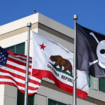 أبل ترفع علم القراصنة فوق المقر الرئيسي