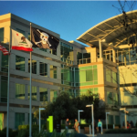 أبل ترفع علم القراصنة فوق المقر الرئيسي