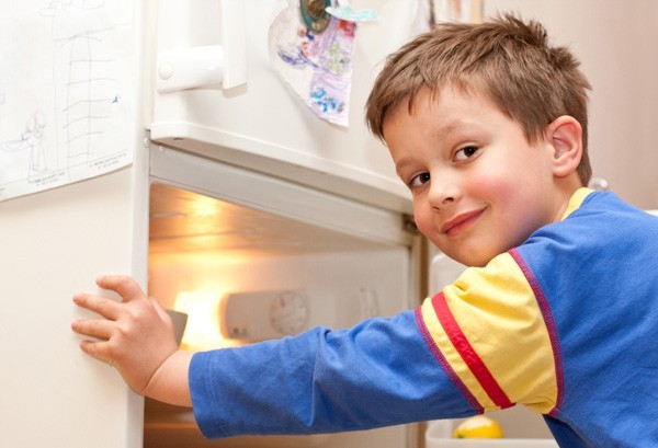 أسباب الجوع المستمر عند الأطفال والحل المناسب