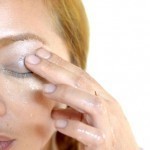 طرق بسيطة تساعد في إزالة مكياج العين