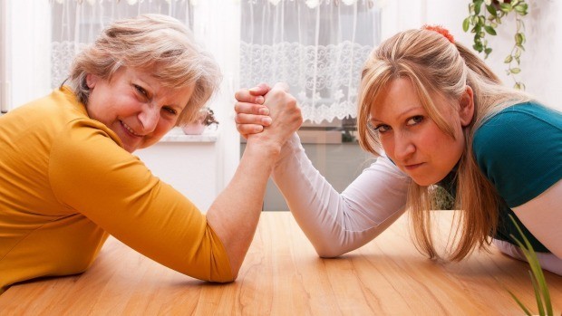 فن التعامل مع غيرة حماتك فن التعامل مع غيرة حماتك