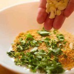 السلمون المقلي بخلطة اللوز طعم غاية في اللذة