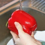 الطريقة الصحيحة في غسل الخضروات والفاكهة الطريقة الصحيحة في غسل الخضروات والفاكهة