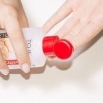 كيف تزيل أثر الصمغ عن الجلد بطرق سهله