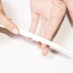 كيف تزيل أثر الصمغ عن الجلد بطرق سهله