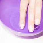 كيف تزيل أثر الصمغ عن الجلد بطرق سهله