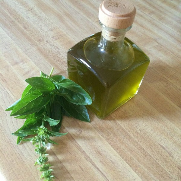 طرق استخدام وفوائد زيت الريحان طرق استخدام وفوائد زيت الريحان