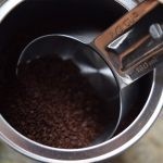 عمل مكعبات القهوة المثلجة بالصور