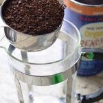 عمل مكعبات القهوة المثلجة بالصور