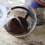 عمل مكعبات القهوة المثلجة بالصور