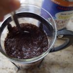 عمل مكعبات القهوة المثلجة بالصور