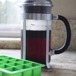 عمل مكعبات القهوة المثلجة بالصور