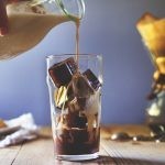 عمل مكعبات القهوة المثلجة بالصور