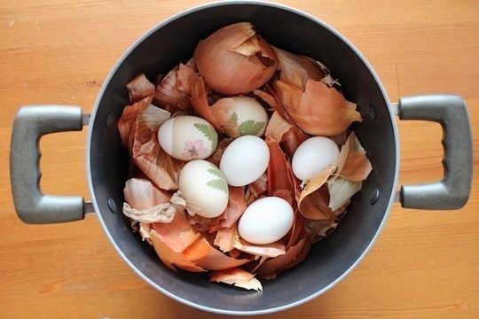 طرق تلوين البيض بقشر البصل بالصور طرق تلوين البيض بقشر البصل بالصور