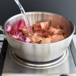 طرق تلوين البيض بقشر البصل بالصور طرق تلوين البيض بقشر البصل بالصور