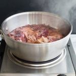 طرق تلوين البيض بقشر البصل بالصور طرق تلوين البيض بقشر البصل بالصور