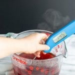 طرق تلوين البيض بقشر البصل بالصور طرق تلوين البيض بقشر البصل بالصور