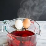 طرق تلوين البيض بقشر البصل بالصور طرق تلوين البيض بقشر البصل بالصور