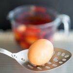 طرق تلوين البيض بقشر البصل بالصور طرق تلوين البيض بقشر البصل بالصور
