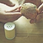 طرق تلوين البيض بقشر البصل بالصور طرق تلوين البيض بقشر البصل بالصور