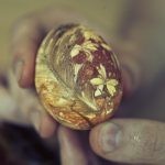 طرق تلوين البيض بقشر البصل بالصور طرق تلوين البيض بقشر البصل بالصور