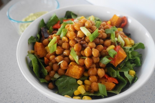 وصفة سهلة لعمل سلطة الحمص بالصور