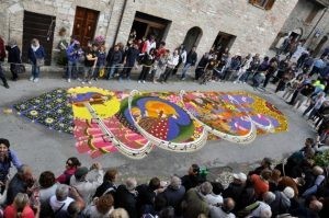 مهرجان الزهور في انفيوراتا في ايطاليا