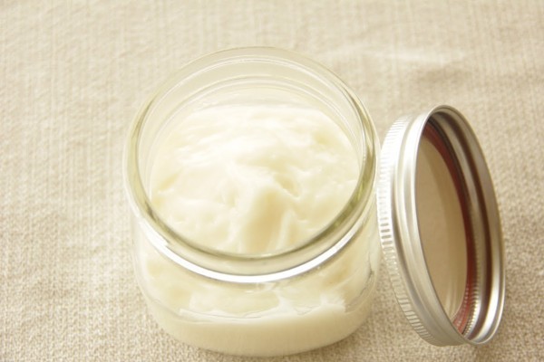 تجهيز كريمات تنعيم الشعر في المنزل تجهيز كريمات تنعيم الشعر في المنزل