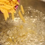 بالصور جهزي سلطة المكرونة “الباستا” مع شرائح اللحم