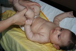 بالصور عمل مساج الأطفال للتخلص من الغازات بالصور عمل مساج الأطفال للتخلص من الغازات