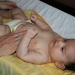 بالصور عمل مساج الأطفال للتخلص من الغازات