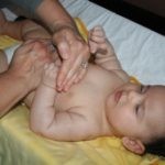 بالصور عمل مساج الأطفال للتخلص من الغازات