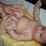 بالصور عمل مساج الأطفال للتخلص من الغازات