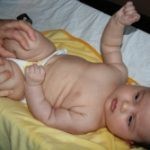 بالصور عمل مساج الأطفال للتخلص من الغازات