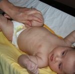 بالصور عمل مساج الأطفال للتخلص من الغازات