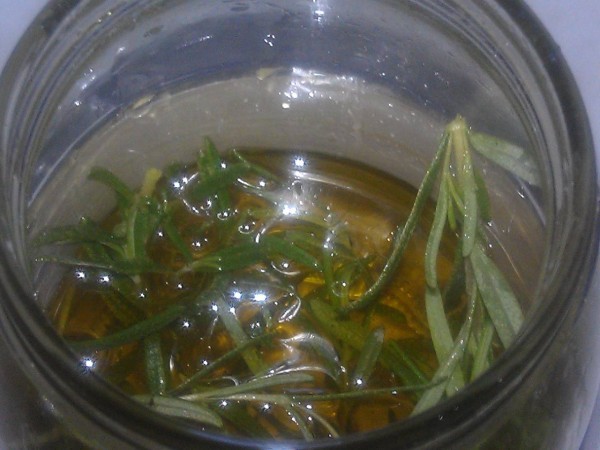 كيفية تقوية الشعر بزيت أكليل الجبل كيفية تقوية الشعر بزيت أكليل الجبل