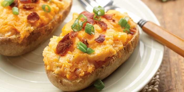 جهزي البطاطس المخبوزة مع قطع اللحم المقدد